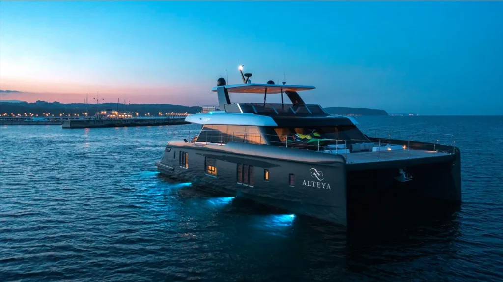 Practical guide to chartering a crewed catamaran in Greece: ports, provisioning and sample routes
