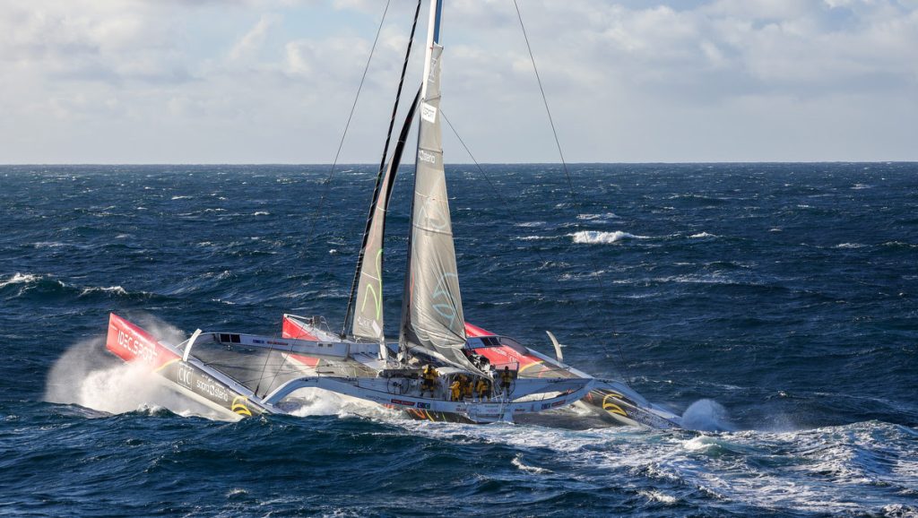 مشروع CIC الشهير: طاقم نسائي بالكامل يبحر بمركب Idec Sport من بريست في محاولة للفوز بجائزة Jules Verne