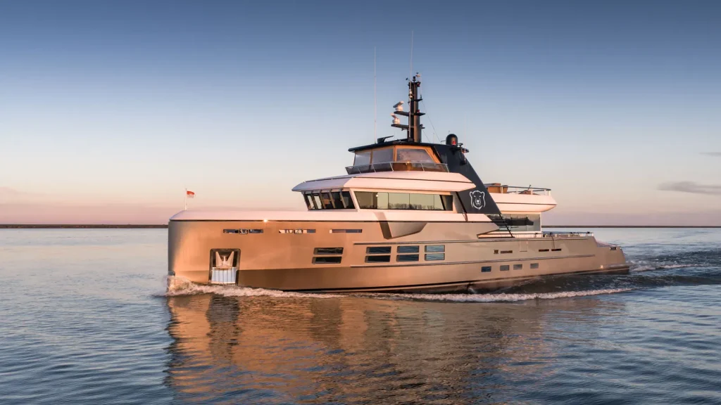 تقوم شركة Balk Shipyard بتحويل Ursus إلى مستكشف جيب ديزل-كهربائي بطول 31 مترًا