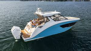 Hurricane SunDeck 3200: Versatile Pontoon Design for Entertaining and Touring