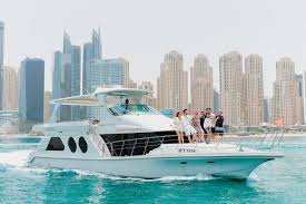 Ylelliset jahtivuokrat Arabiemiirikuntien kansallispäivänä: Dubai Marinan juhlallisuudet ja käytännön vinkkejä