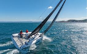 Beneteau First 36SE — egy kompakt, sikló vitorlás, amely ötvözi a versenyzői múltat a túrázási gyakorlatiassággal