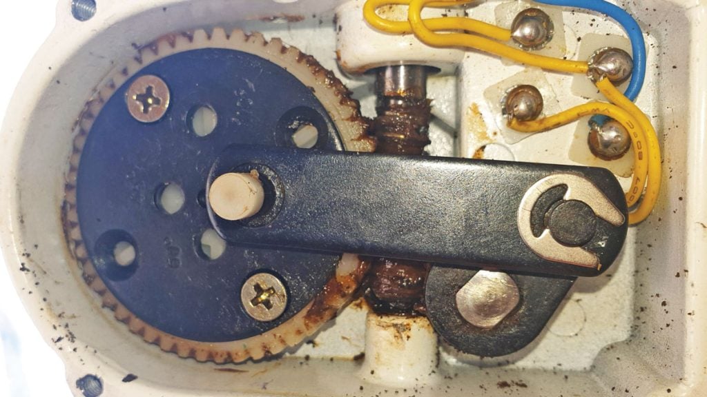 Hur en beslagtagen Degero DS331 vindrutetorkaraxel befriades och byggdes om