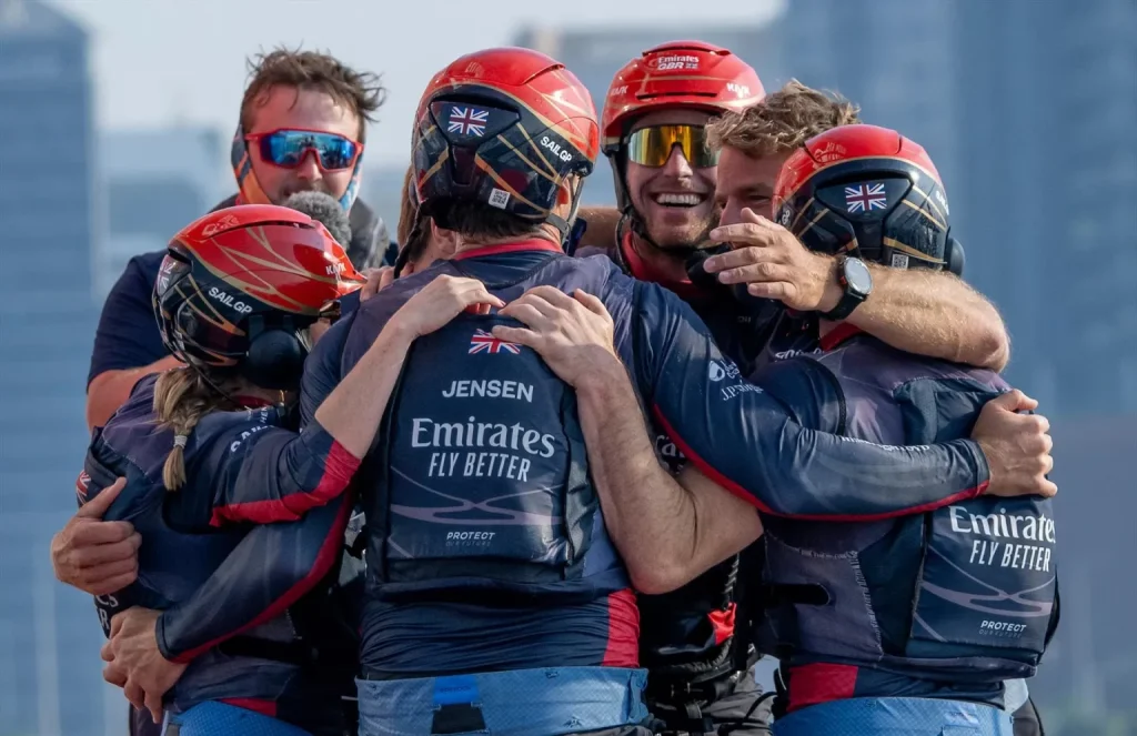 فوز فريق الإمارات العربية المتحدة العظيم ببريطانيا بالنهائي الكبير التاريخي لـ SailGP 2025 في أبو ظبي