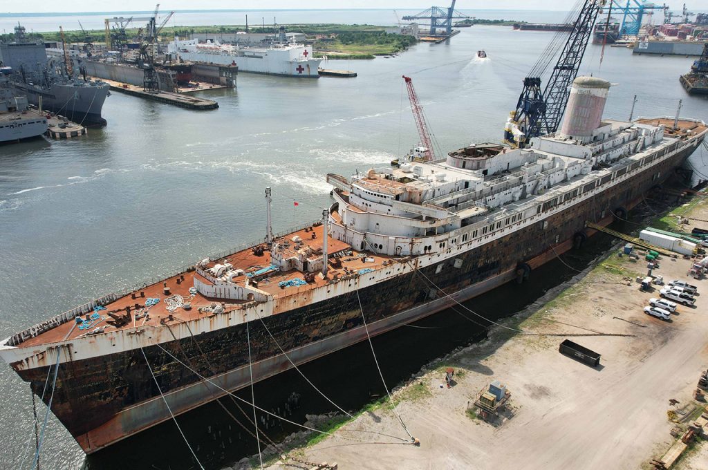 مصير السفينة SS United States: خطط الإغراق، وجهود الحفظ، وتأثيرات السياحة المحلية