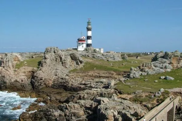 Créac'h Lighthouse is set for a technical upgrade to replace its mercury rotation system without blacking out the beacon.