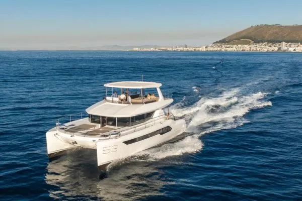 Praktische updates over de Leopard 53 Powercat: systemen, buitenleven en actieradius