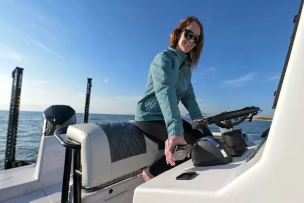 Scanstrut Ultra Qi2: robust 15W marine wireless charging for helm stations