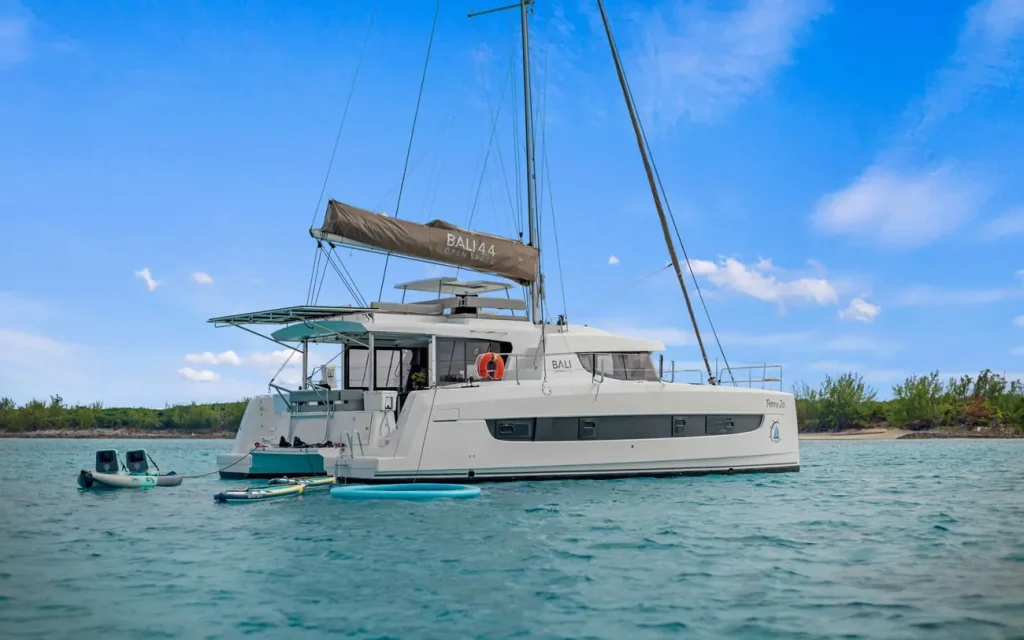 PENNY JO catamaran charters vanuit Nassau — Exumas cruising, bemande weken, en winterkortingen