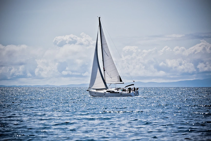 Practical Guide to Choosing Between Motor Yachts and Sailing Yachts for Your Next Charter