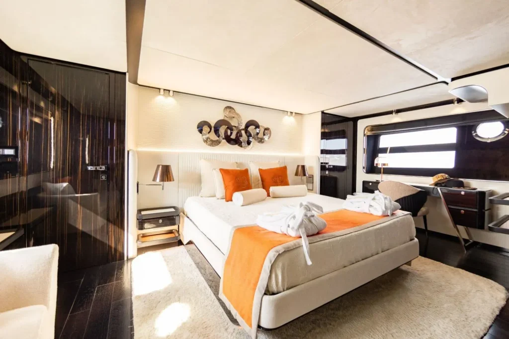 Posillipo 92′ Flybridge — Coastal Range, layout med fyra hytter och modern kompositkonstruktion
