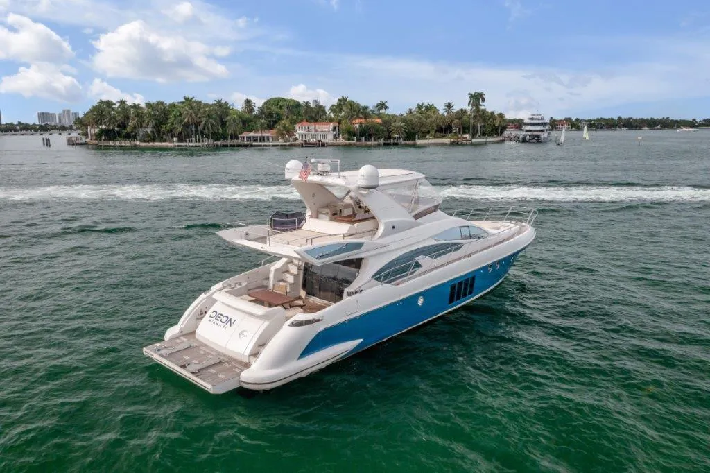 64' Azimut (2014) — In Miami gevestigd Flybridge Motorjacht voor Charter en Cruise