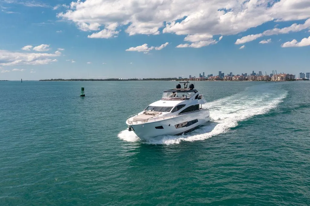 2021 Sunseeker 86 游艇 — 四舱室，MTU 动力，迈阿密海滩交钥匙