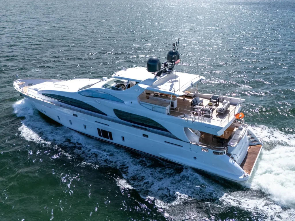105 lábas Azimut Miamiban – Teljesítmény, Kialakítás és Charter Potenciál