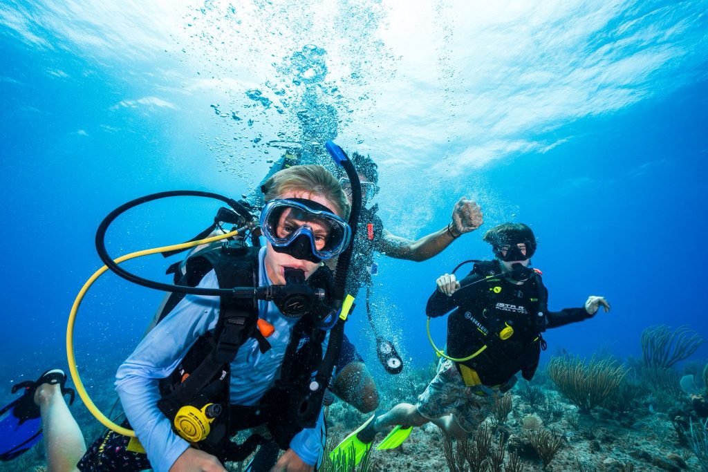 إعداد طلاب المرحلة الإعدادية لـ PADI Junior Open Water مع Sail Caribbean