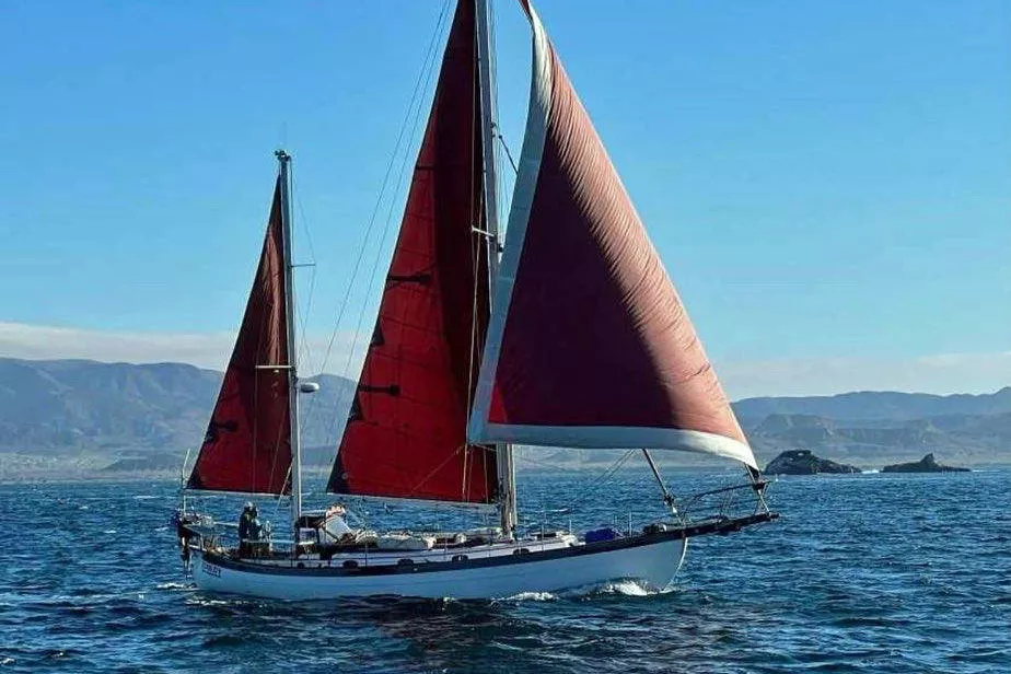 Hans Christian 43 — Embarcação de Cruzeiro Transatlântica de Deslocamento Pesado e Opção de Habitação a Bordo