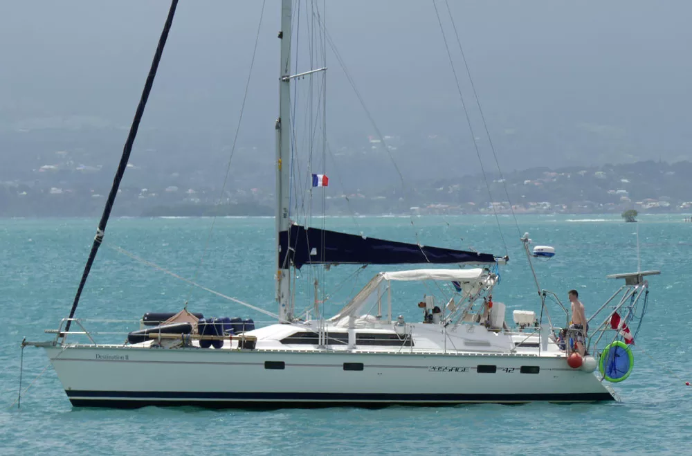 Hunter Passage 42 — Practical Specs, Performance Ratios and Cruise Suitability
