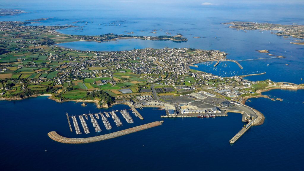 Praktiska manövrar för att undvika en kollision i en tidvattenmarina i Roscoff
