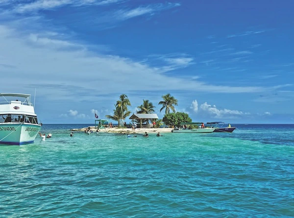 Belize'de Yelken Seyri: Cayelere Nasıl Ulaşılır, Charter Konforu ve Pratik Seyahat İpuçları