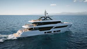 Custom Line Navetta 35 predstavuje trojposchodové usporiadanie, dojazd 1 800 námorných míľ a ponor vhodný pre Bahamy