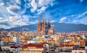 Barcelona verhoogt toeristenbelasting naar tussen de €10 en €15 per nacht, terwijl het van plan is kortetermijnverhuur tegen 2028 te verbieden