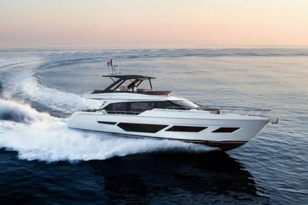 Ferretti Yachts 720 — dolaşımı, ışığı ve denizciliği bir araya getiren revize edilmiş 22,5 m'lik flybridge