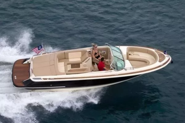 Launch 27: Chris Craft'ın 8.10 metrelik V8 motorlu bowrider'ı günübirlik seyirler için
