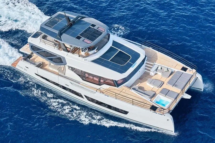 Power 80 — Fountaine Pajot'nun 24 metrelik amiral gemisi, süper yat alanı ve çok gövdeli verimliliği bir araya getiren motorlu katamaran