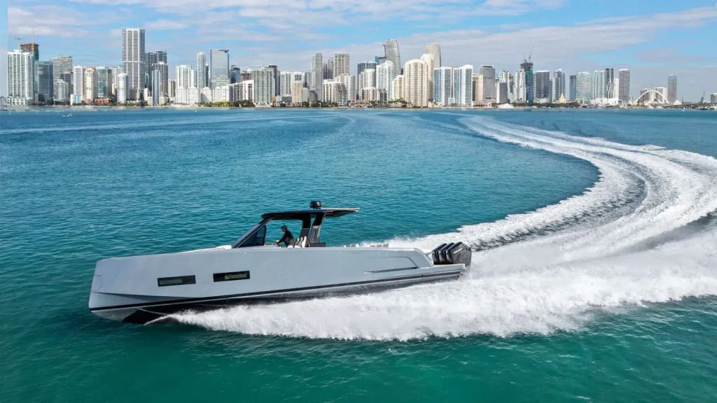 Pardo 43R: Outboard Performance Meets Walkaround Comfort in Miami