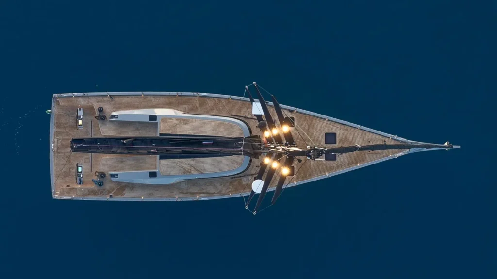 ICE 66 Suite — cruiser performant din carbon ce îmbină moștenirea de curse cu confortul croazierelor mediteraneene